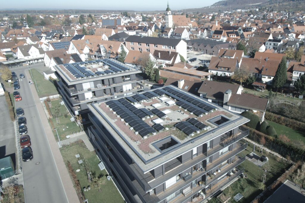 Solardachinstallation auf Wohngebäuden in Limburgstraße, Blick über Dächer mit Photovoltaikmodulen
